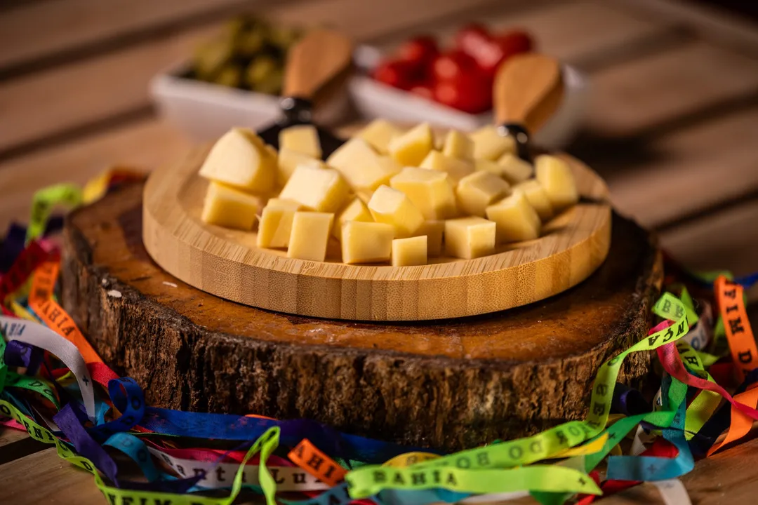 Os queijos que passam por fermentação longa apresentam níveis praticamente nulos de lactose