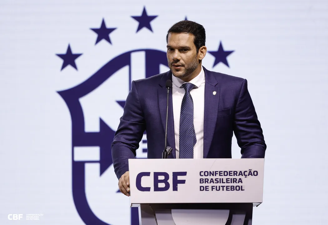 O presidente da CBF, Samir Xaud, demonstrou insatisfação com a arbitragem e mandou Ramon Abatti Abel e Lucas Casagrande para treinamento após falhas em jogos cruciais do Brasileirão.