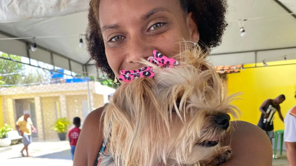 Estudante Elma da Silva com a cadela Lua