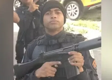 O sargento estava dentro de uma residência no momento em que levou o disparo