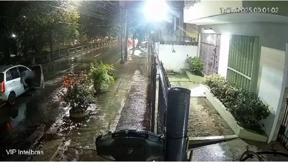 Imagens de câmera de segurança gravaram o momento do crime
