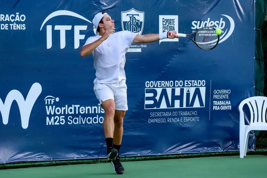 A 1ª rodada do ITF M25 de Salvador teve vitória brasileira de Schiessl sobre Tsitsipas e o show dos baianos Victor Rocha e Natan Rodrigues. Confira a programação de quarta.