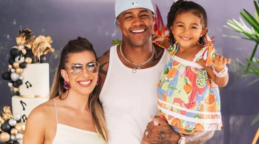 Dançarina Lore Improta e o cantor Léo Santana ao lado da filha, Liz Improta