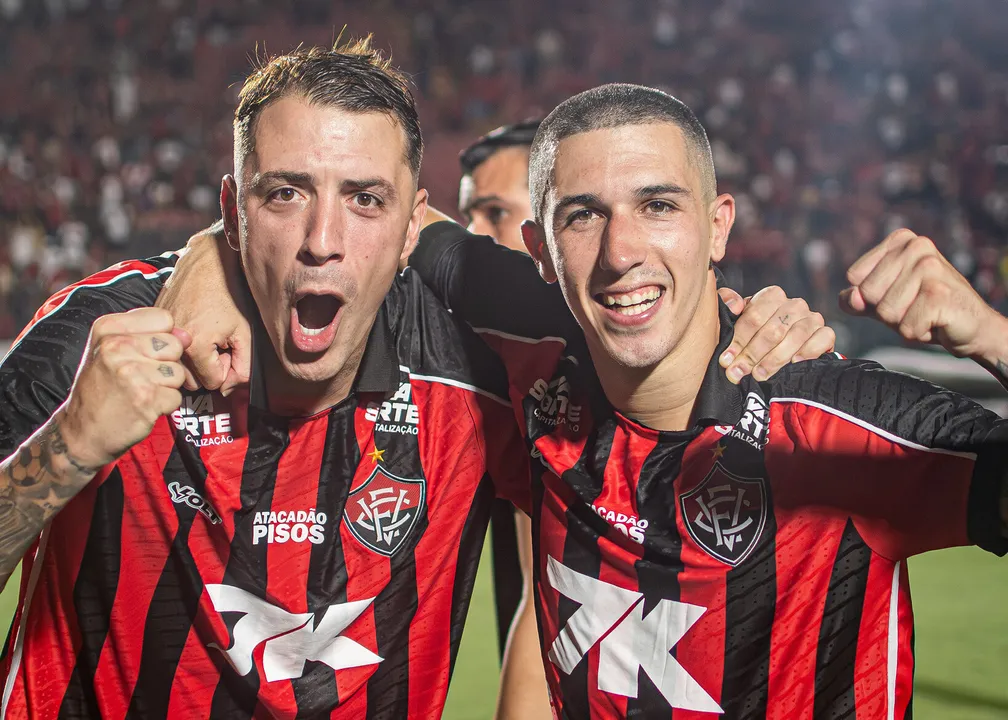 Renzo López e Aitor Cantalapiedra, atacantes do Vitória