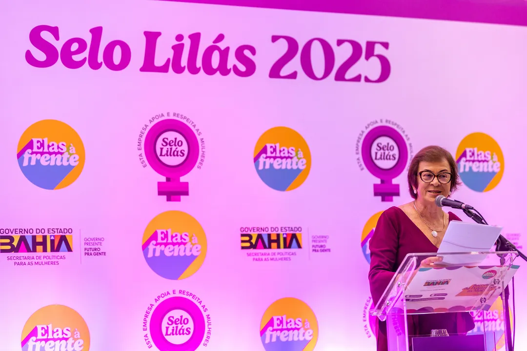Secretaria Neusa Cadore durante cerimônia de entrega do Selo Lilás