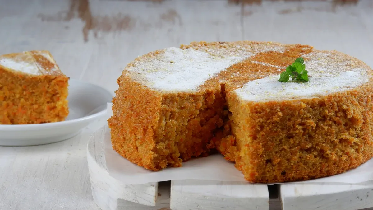 Bolo de cenoura saudável feito no liquidificador