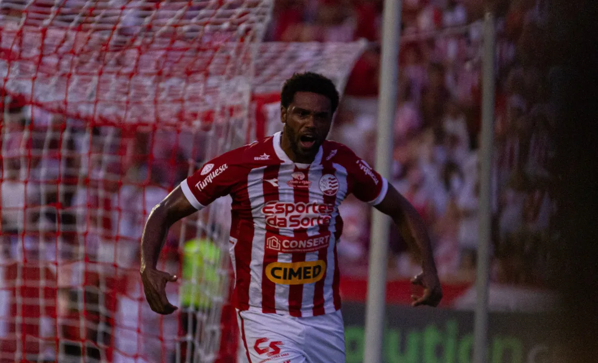 Jogador do Náutico comemorando gol sobre o Brusque