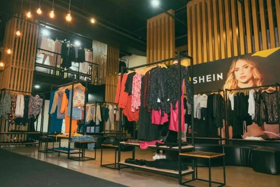 Shein anunciou que abrirá suas primeiras lojas físicas fixas