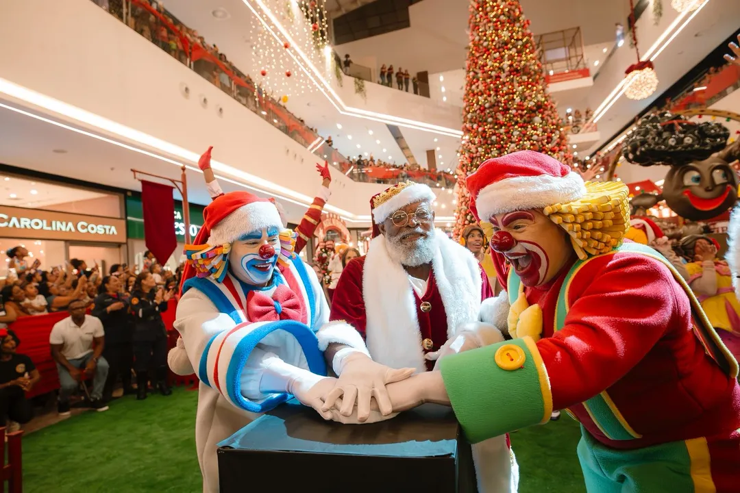 Dupla Patati Patatá fez show para chegada do Papai Noel