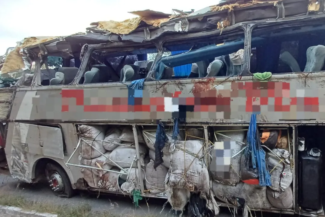 Ônibus que levava baianos a Pernambuco ficou destruído após grave acidente