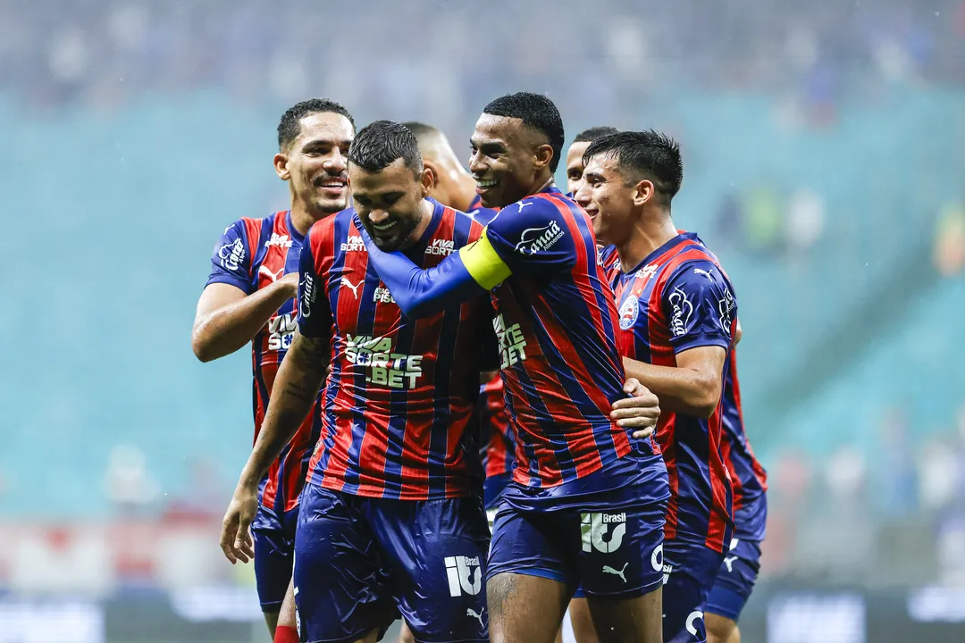 Jogadores do Bahia comemorando gol na Arena Fonte Nova