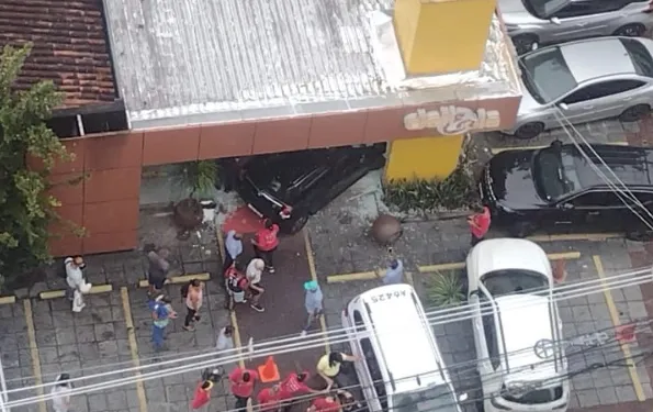 Motorista pede o controle e invade padaria