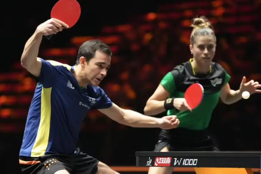 Superando os donos da casa em sets dramáticos, Hugo Calderano e Bruna Takahashi garantem vaga nas oitavas de final do Smash da China. Leia sobre o feito brasileiro!