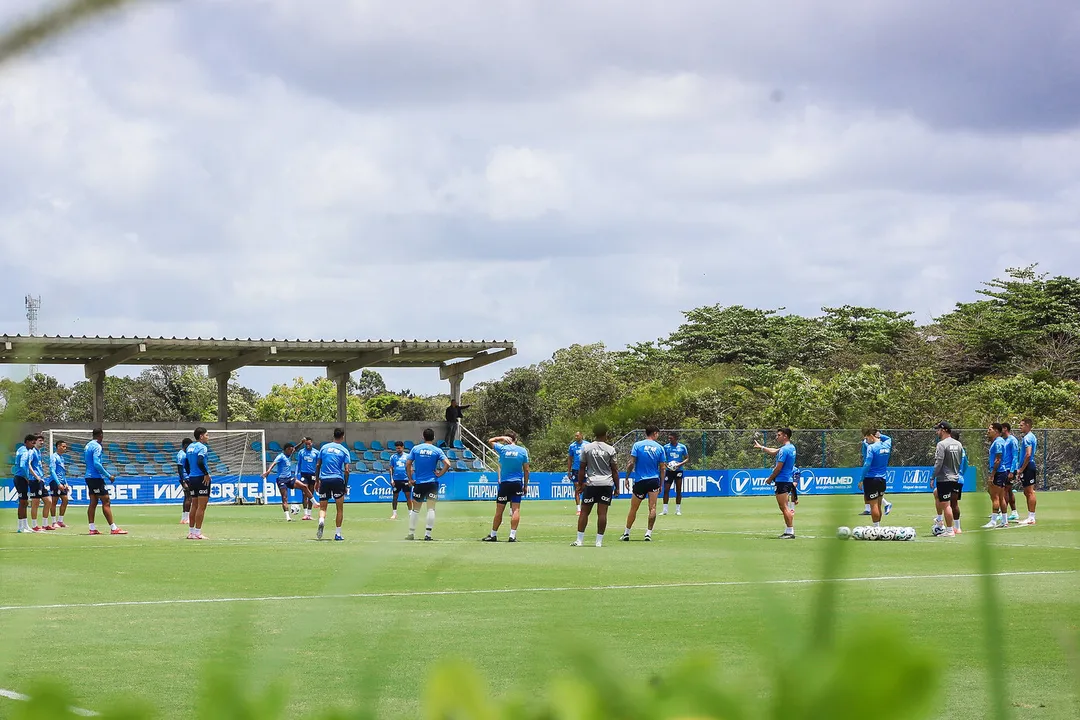 Lateral Luciano Juba inicia transição e treina parcialmente na véspera de Bahia x Grêmio