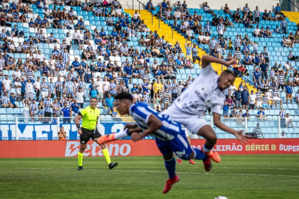 Caso de injúria racial cometido por uma torcedora na Série B gera repercussão nacional e reacende debate sobre punições e combate ao racismo no futebol.