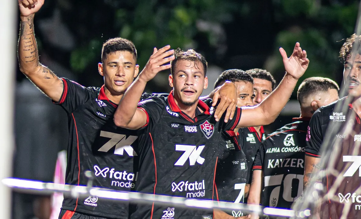 Zé Marcos comemorando gol ao lado de companheiros no Vitória