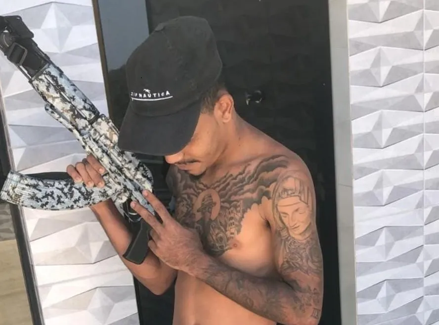 A dupla usava as redes sociais para postar fotos com armas de fogo e também execuções de rivais.