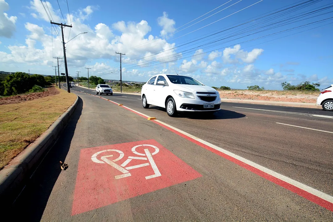 Profissional da Transalvador reforça que os motoristas de automóveis precisam colocar em prática as regras de direção defensiva.