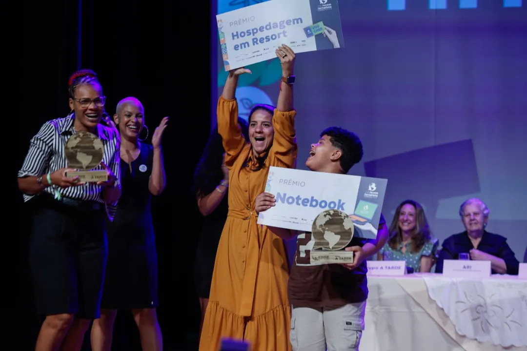 Secretária Rowenna Brito comemora com o estudante ganhador do primeiro lugar na categoria Tirinhas, Pedro Henrick