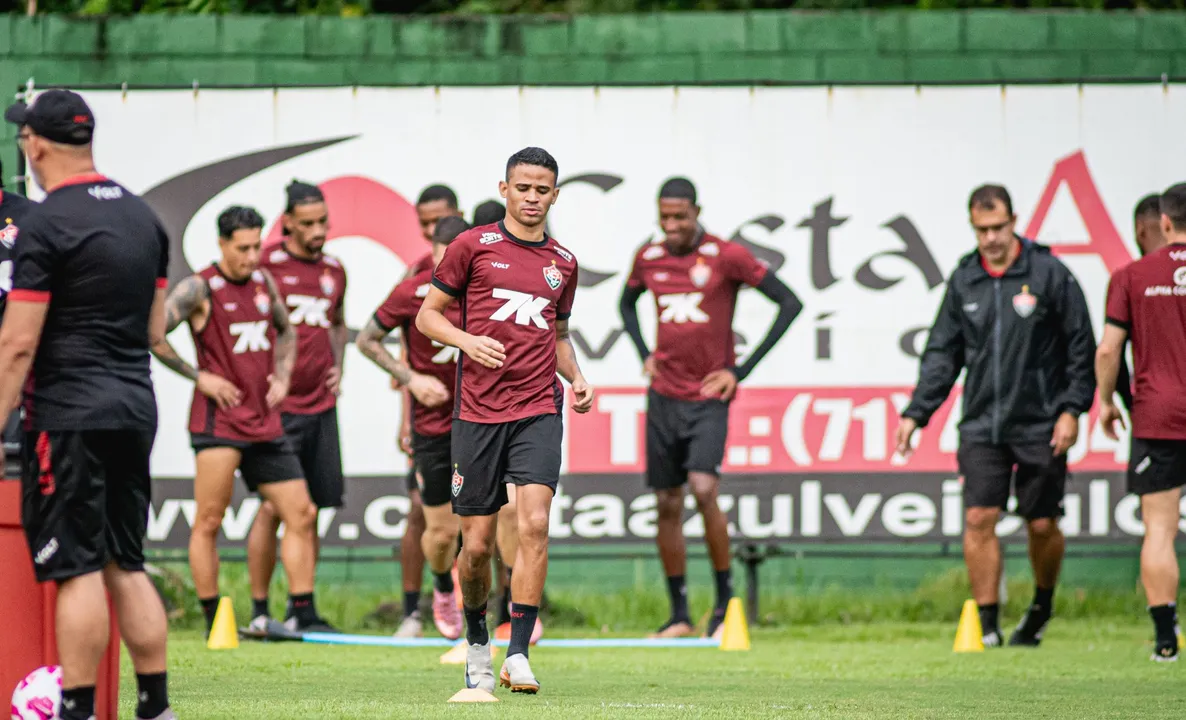 Jogadores em treino pelo Vitória