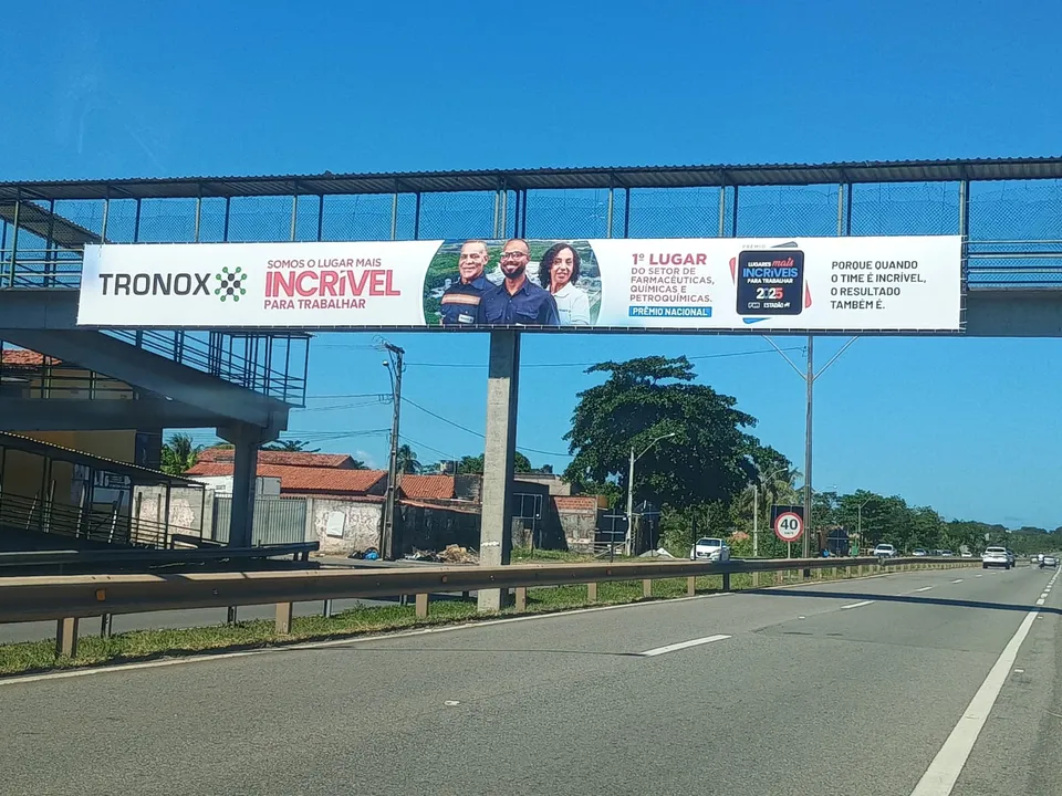 Faixa colocada em passarela na estrada do coco causa revolta em moradores que acusam Tronox de causar doenças graves