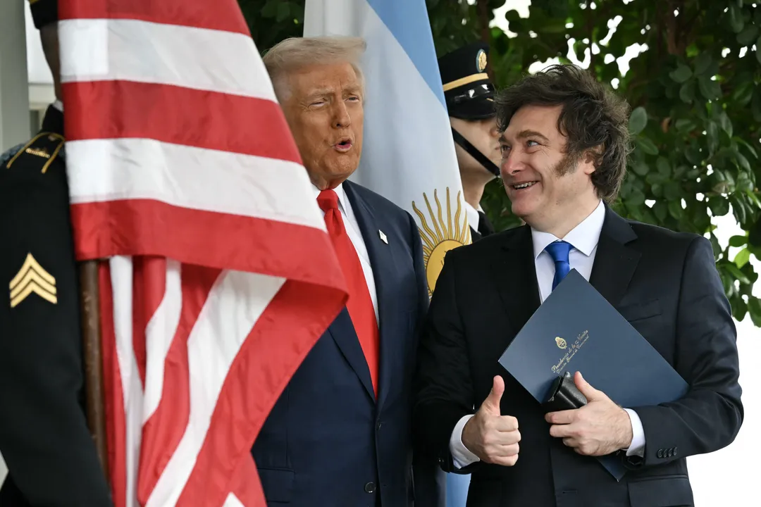 O presidente dos EUA, Donald Trump, cumprimenta o presidente da Argentina, Javier Milei, na Casa Branca.