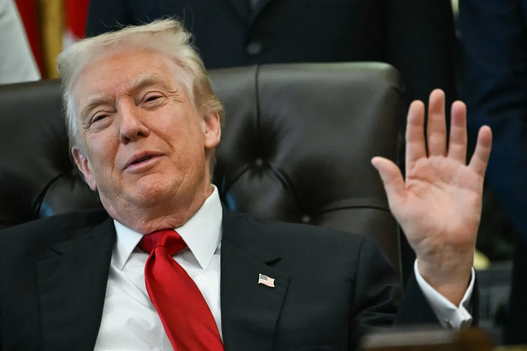 O presidente dos EUA, Donald Trump, discursa durante um anúncio sobre medicamentos para perda de peso no Salão Oval da Casa Branca