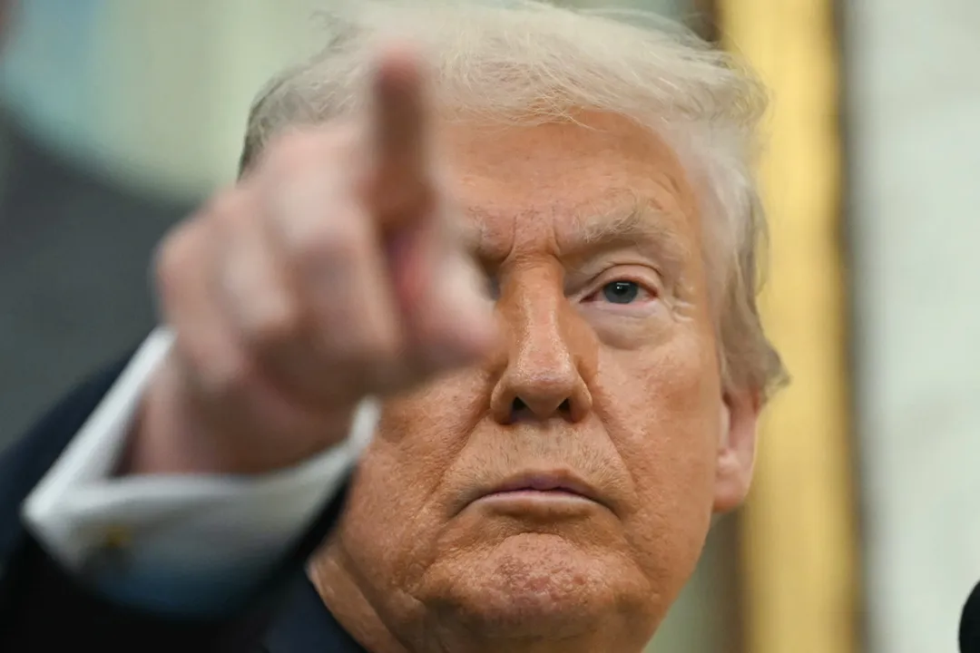Trump discursa durante coletiva de imprensa no Salão Oval da Casa Branca.