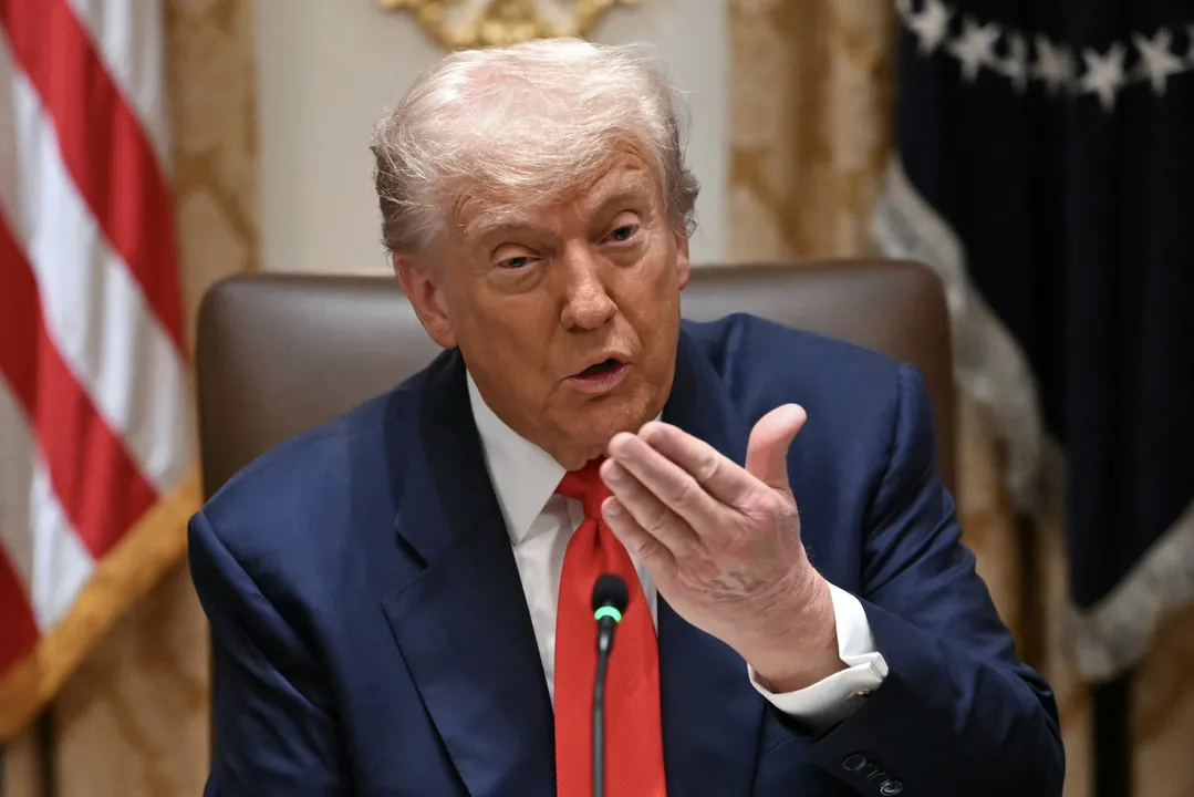 O presidente dos EUA, Donald Trump, fala durante uma reunião com o presidente da Argentina, Javier Milei