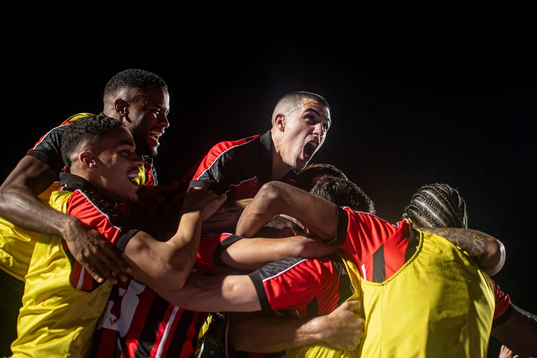 Jogadores do Vitória comemoram gol no Ba-Vi