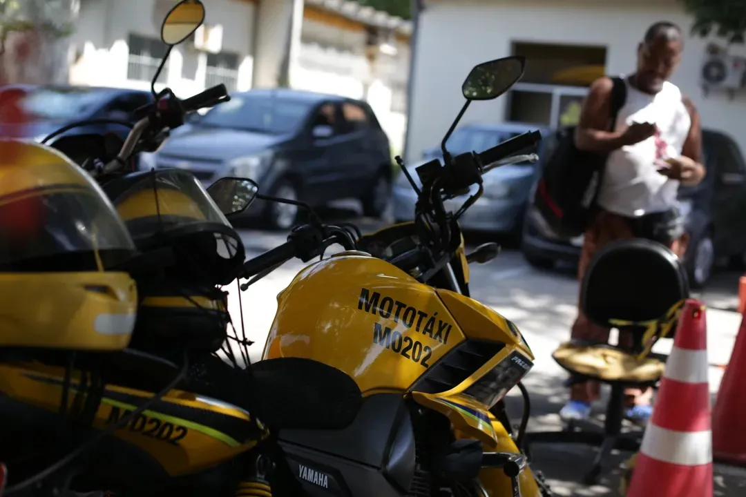 Mototaxistas levam passageiros e encomendas em todo o Brasil