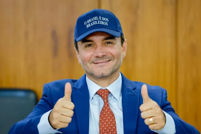 Ministro optou por permanecer no governo federal