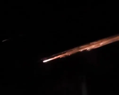 Clarão foi visto na noite desta segunda-feira, 27