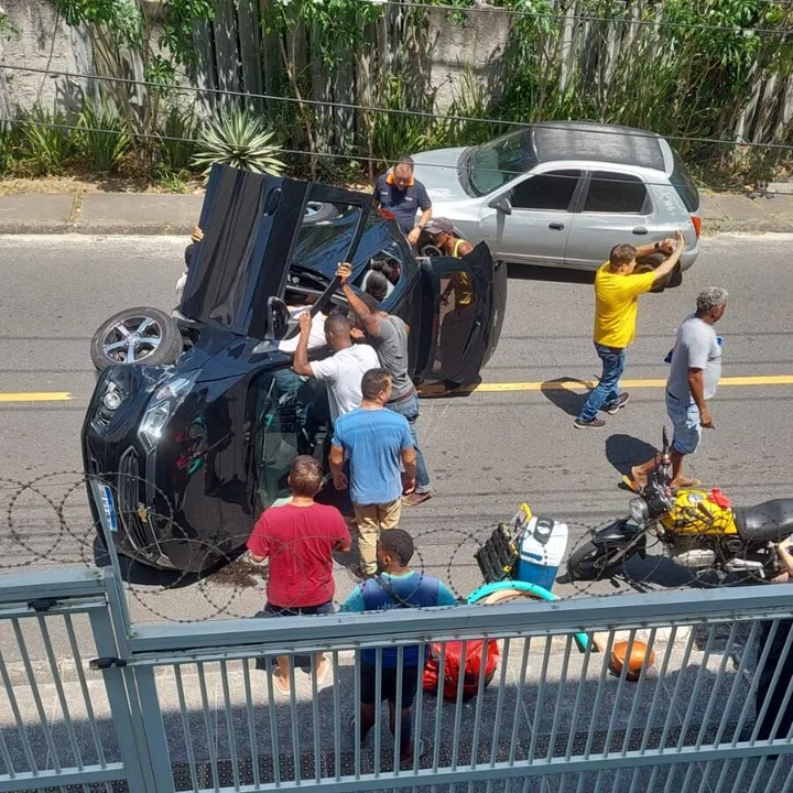 Moradores ajudaram idosa após capotamento de carro
