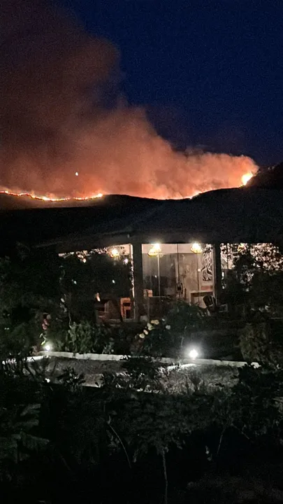 Imagem ilustrativa da imagem VÍDEO: incêndio de grandes proporções atinge regiões de Mucugê