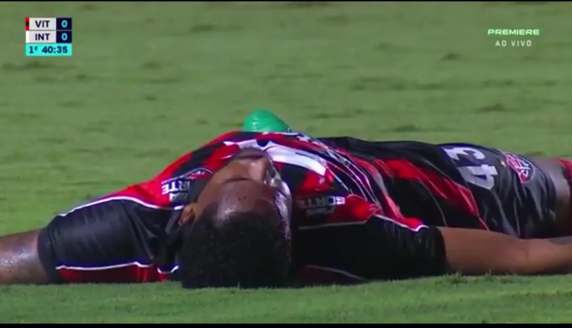 Imagem ilustrativa da imagem VÍDEO: zagueiro do Vitória leva pancada na cabeça e deixa o campo