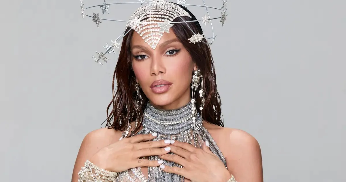 Anitta citada pessoalmente por um oficial de Justiça durante show