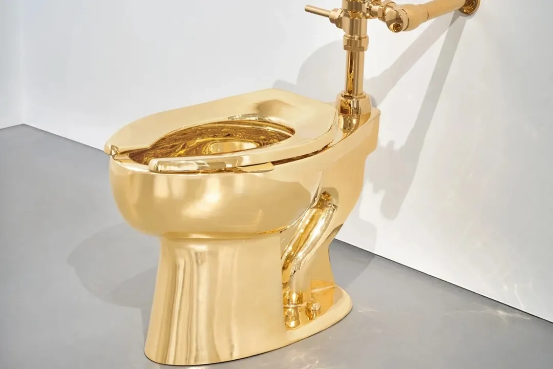Vaso sanitário feito de ouro