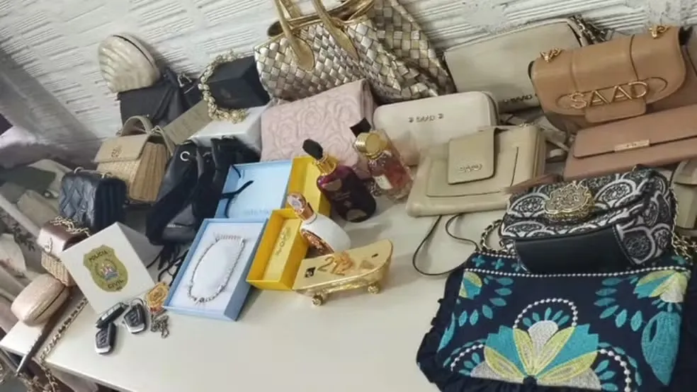 Policiais apreenderam celulares, perfumes, bolsas e um carro de luxo