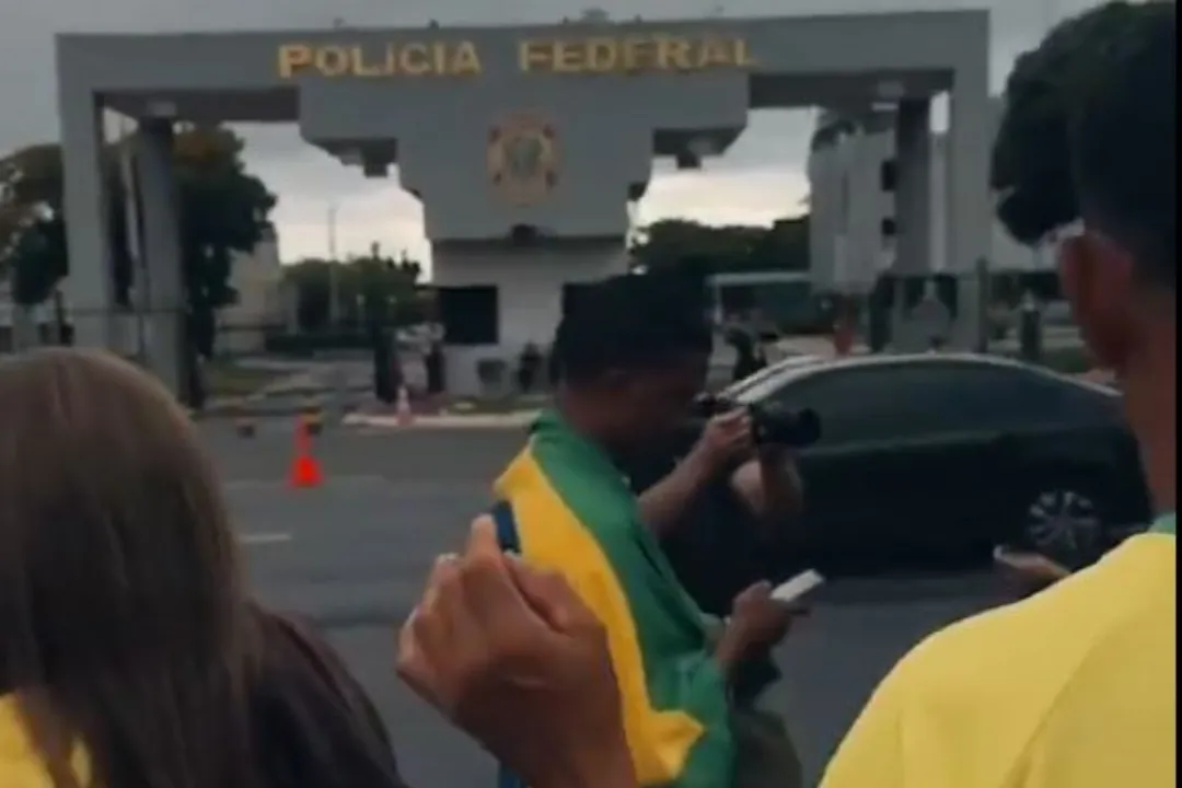 Apoiadores do ex-presidente Jair Bolsonaro se manifestam em frente à sede da PF, em Brasília