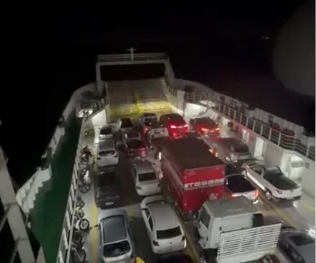 Imagem ilustrativa da imagem Vídeo: mar invade área de veículos do ferry e assusta passageiros
