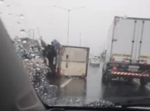 Imagem ilustrativa da imagem Vídeo: caminhão tomba e causa interdição parcial na BR-324