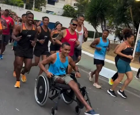 O atleta voltou à pista em um treino coletivo com sua turma da MBSports