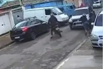 Motorista acelerou bruscamente e virou o volante na direção dos criminosos