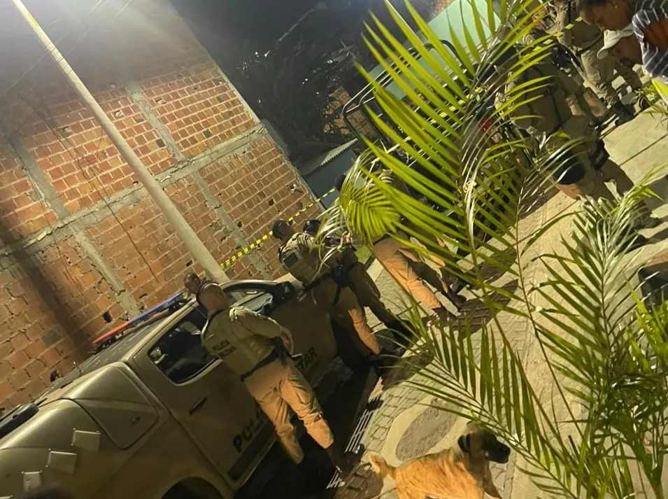 Durante o período em que manteve as vítimas sob ameaça, a região foi cercada por viaturas.