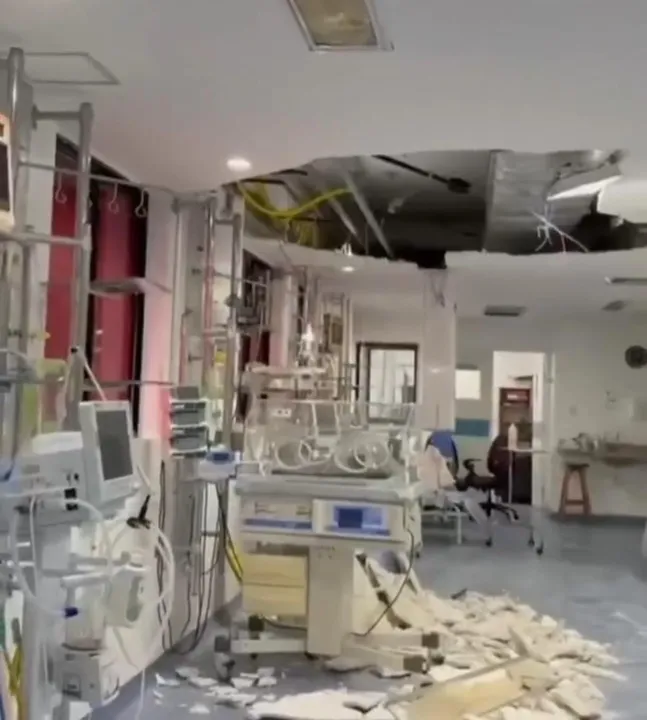 Teto de maternidade desaba em cima de incubadoras