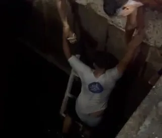 Em imagens  é possível ver o momento do desespero e os vizinhos se mobilizando para resgatar os jovens
