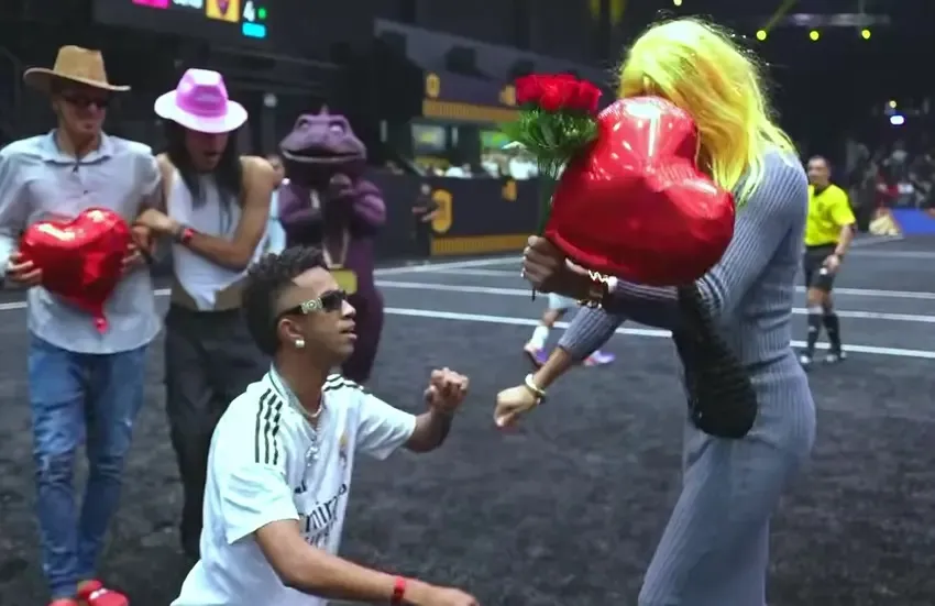 Pedido de casamento durante pausa na partida de futebol