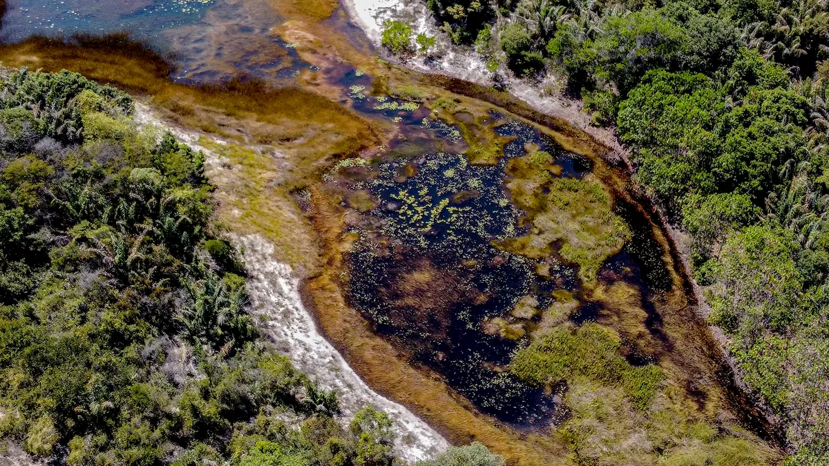 Poluição é visível na lagoa de rejeitos localizada no interior da Tronox e que, segundo moradores de Areias, contamina o lençol freático