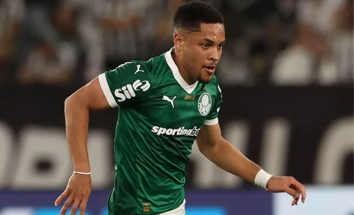 Vitor Roque em campo pelo Palmeiras